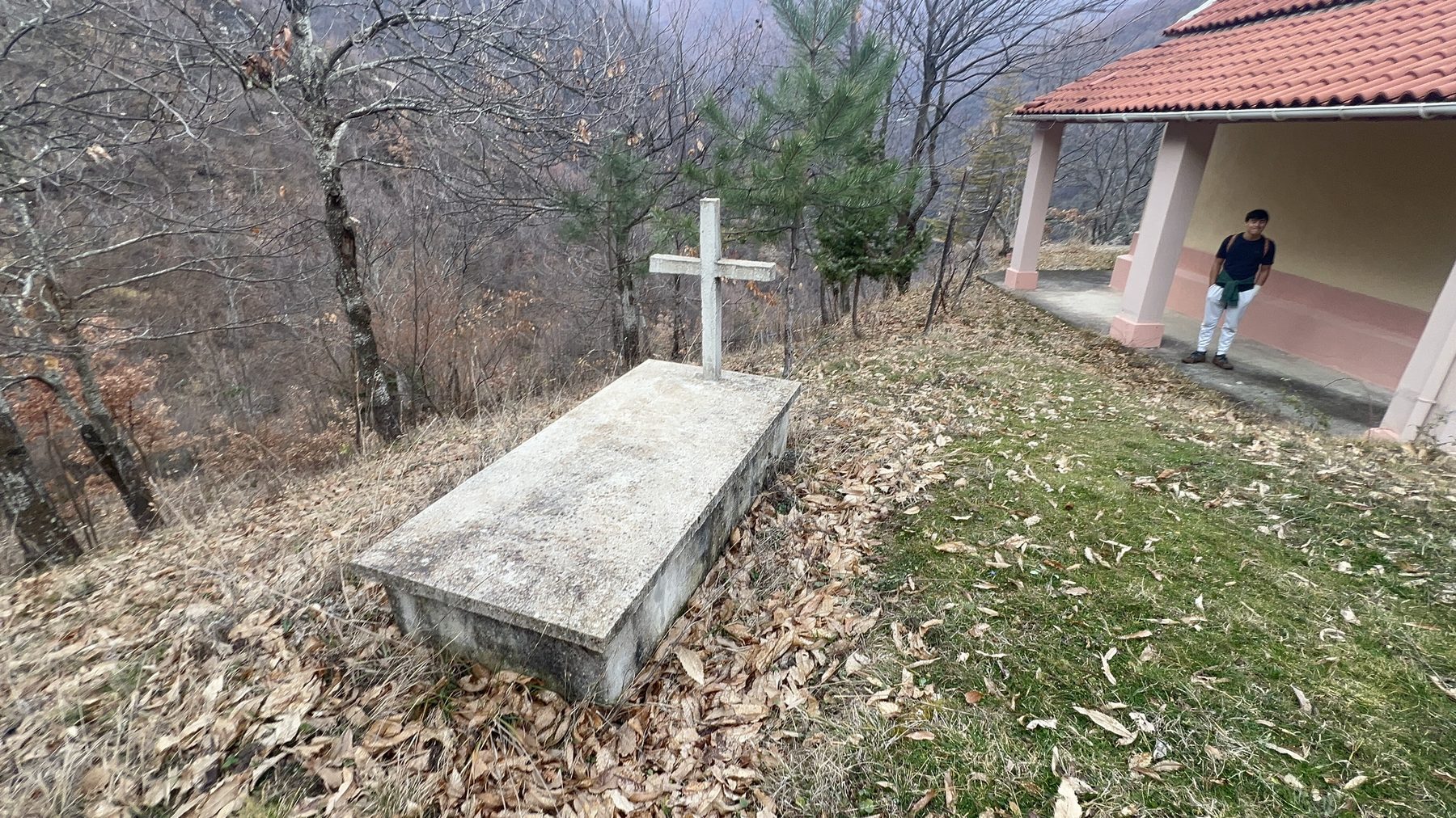 An unnamed grave on the grounds of Kisha Shën e Diela church